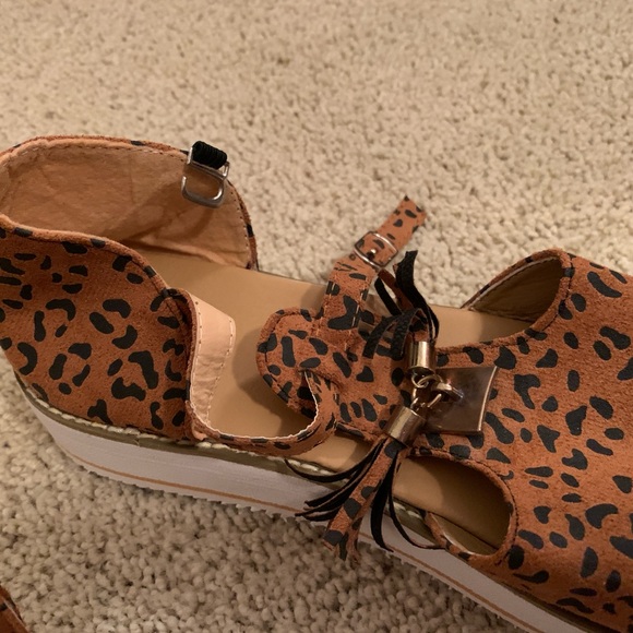 (NWOT) Cheetah Pattern Sandals - Picture 7 of 8